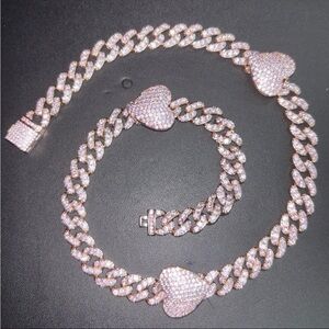 Elegant Heart Link Necklace in Gold